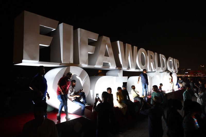 Sete capitães europeus desistem de braçadeira One Love na Copa após pressão  da Fifa - ISTOÉ DINHEIRO